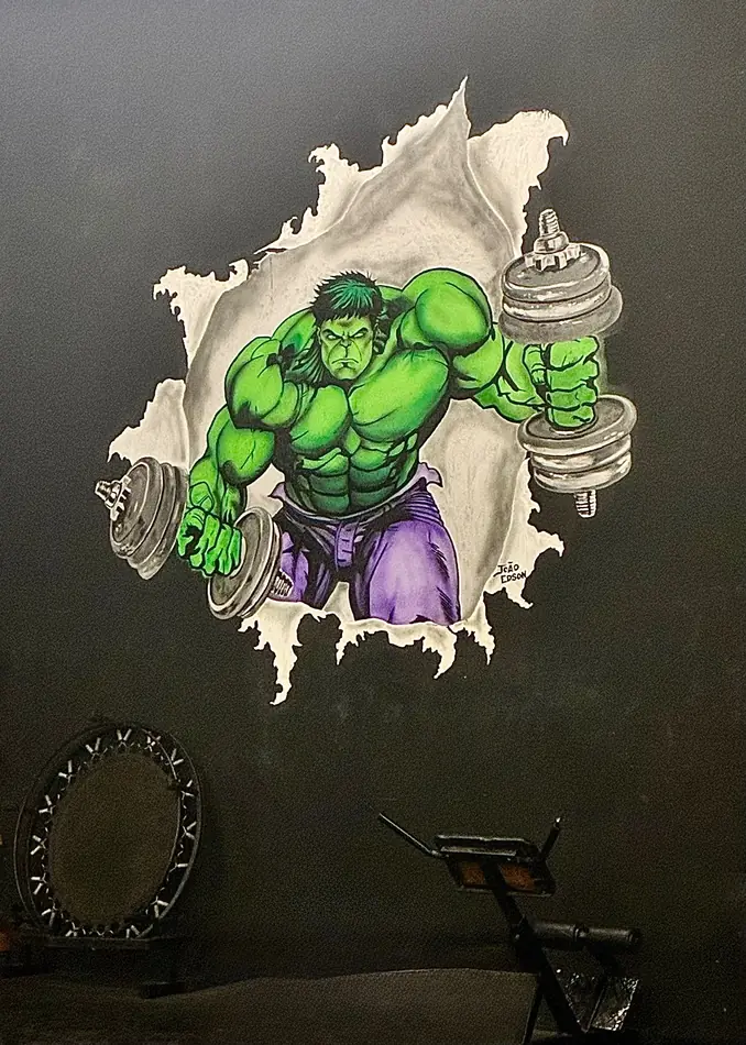 Arte do Hulk pintada na parede da Hulk Power Academia